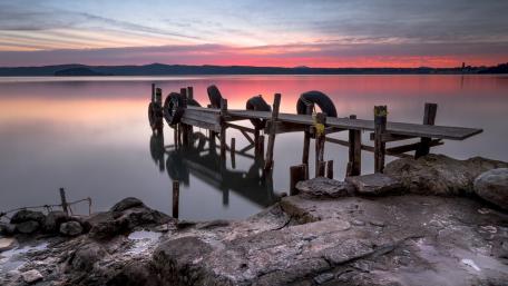 Tranquil Sunset Over a Serene Docking Pier wallpaper