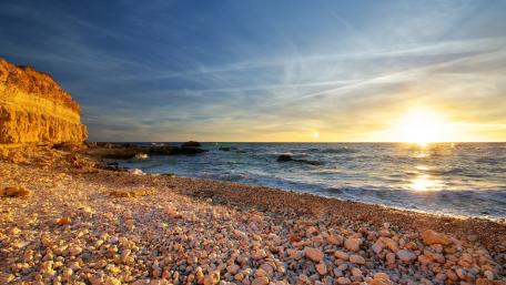 Serene Sunset Over Tranquil Shoreline wallpaper