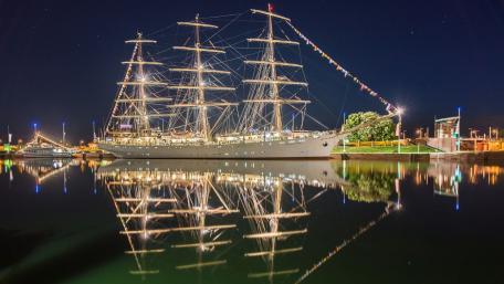 Majestic Schooner Under Starry Night Sky wallpaper
