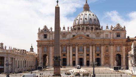 Stunning View of St. Peter’s Basilica in Rome wallpaper