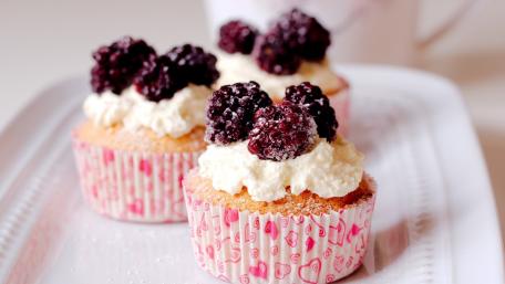 Delicious Cupcakes Topped with Fresh Blackberries and Cream wallpaper
