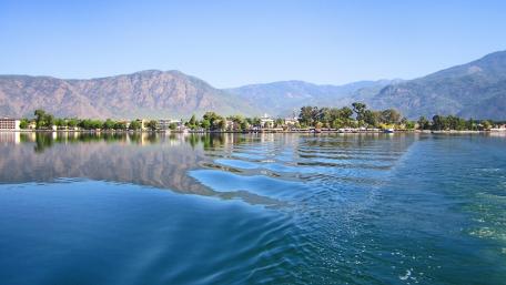 Serene Reflections Over Calm Waters wallpaper