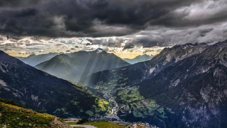 Majestic Mountain Landscape in Dramatic Light wallpaper
