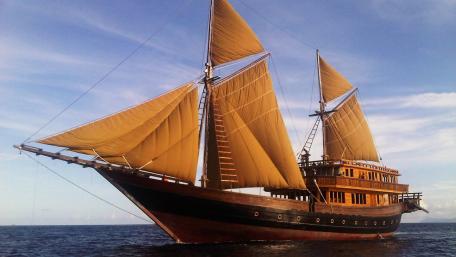 Majestic Sailing Ship on the Open Sea wallpaper