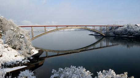 Winter Serenity Over Tranquil Waters wallpaper