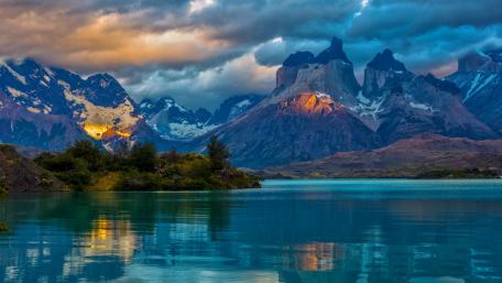 Majestic Mountain Reflection in Tranquil Waters wallpaper