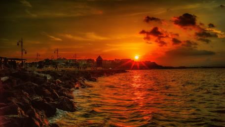 Golden Sunset Over Tranquil Waters wallpaper