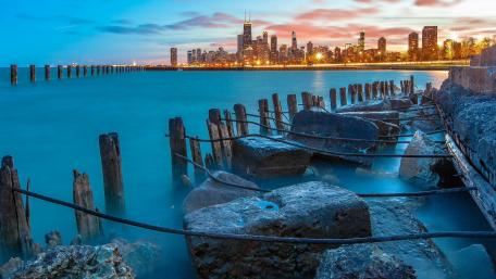 Tranquil Lakeside Cityscape at Dusk wallpaper