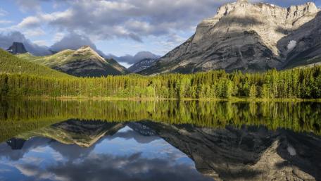 Stunning Mountain Reflection in Tranquil Waters wallpaper
