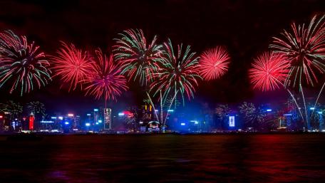 Vibrant Fireworks Over a City Skyline wallpaper