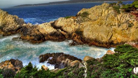 Coastal Serenity Near the Crashing Waves wallpaper