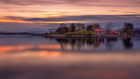 Tranquil Sunset Over Coastal Retreat wallpaper