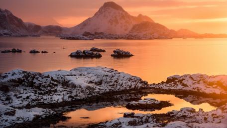 Serene Winter Sunset Over Snowy Mountains wallpaper