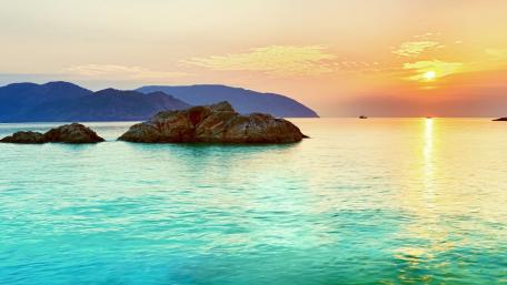 Serene Sunset Over Tranquil Waters wallpaper