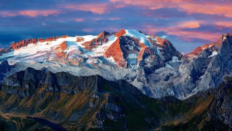 Majestic Mountain Peaks at Sunrise wallpaper
