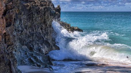 Coastal Waves Crashing on Rugged Rocks wallpaper
