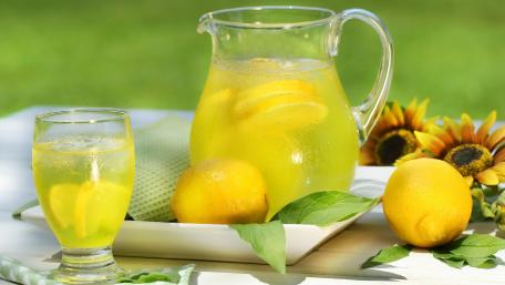 Refreshing Lemonade in Bright Sunshine wallpaper