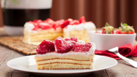 Delicious Strawberry Cake Delightful Layers and Fresh Strawberries wallpaper