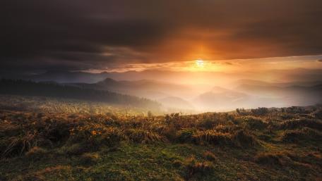Majestic Sunset Over Rolling Mountains wallpaper