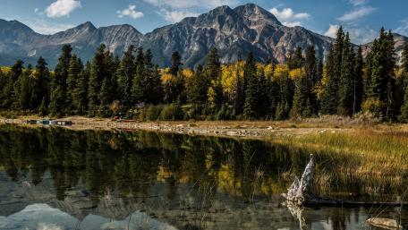 Mountain Reflections in a Serene Lake wallpaper
