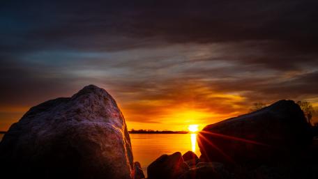 Golden Sunset Over Tranquil Waters wallpaper