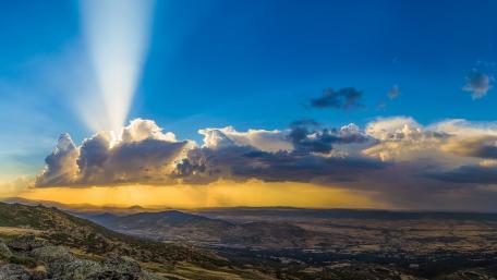 Majestic Sunset Over the Mountains wallpaper