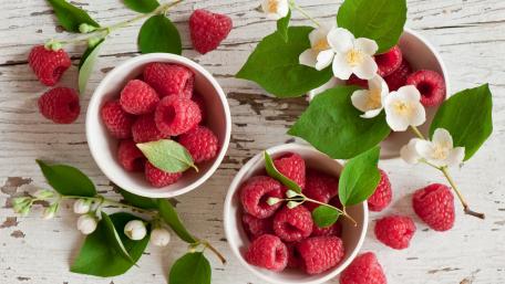 Fresh and Vibrant Raspberry Delight wallpaper