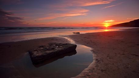 Serene Sunset Over Tranquil Beach Scene wallpaper