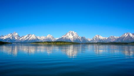 Majestic Mountains Reflected in Serene Waters wallpaper