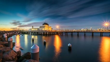 Serene Cityscape at Twilight wallpaper