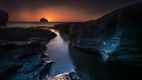Serenity at Sunset Over Ocean Rocks wallpaper