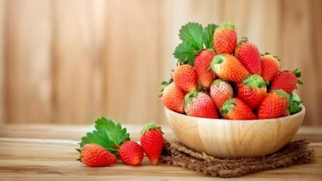 Fresh and Juicy Strawberries in a Bowl wallpaper