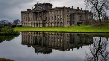 Historic Mansion Reflected in Still Waters wallpaper