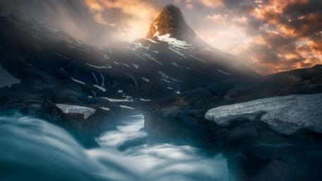 Majestic Mountain Majesty in a Serene Landscape wallpaper