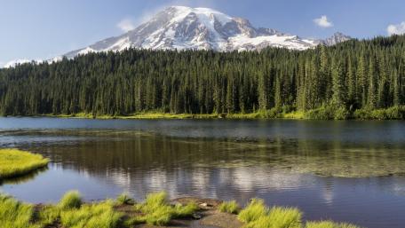 Majestic Mountain Reflections in Tranquil Waters wallpaper