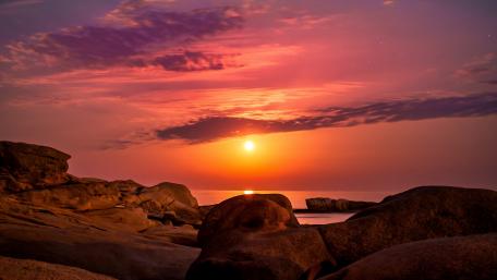 Serene Sunset Over Tranquil Waters wallpaper