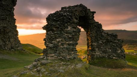 Ancient Ruins Amidst a Breathtaking Sunset wallpaper