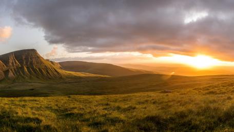 Majestic Sunrise Over Rolling Hills wallpaper