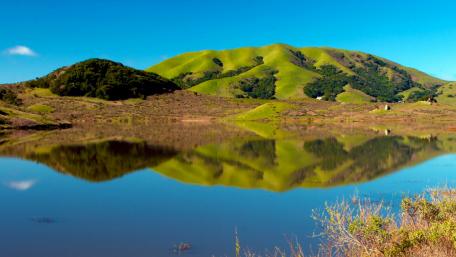 Serene Hills Reflected in Tranquil Waters wallpaper