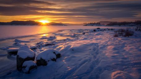 Serene Winter Sunset Over Icy Waters wallpaper