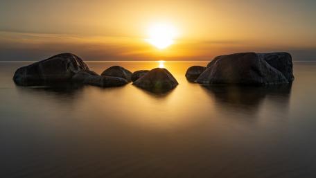 Serene Sunset Over Tranquil Waters wallpaper