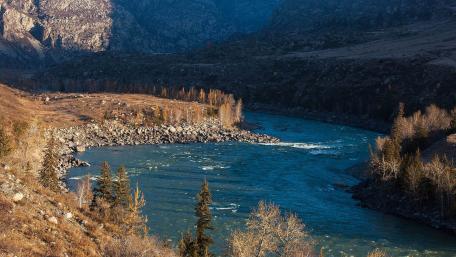 Serene River Curves Through Majestic Mountains wallpaper