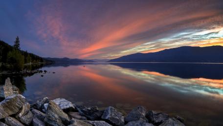 Tranquil Sunset Over Still Waters wallpaper