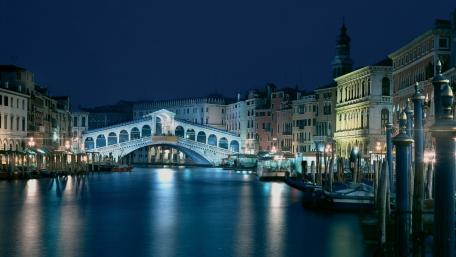 Venetian Nightscape Elegance wallpaper