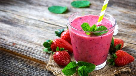 Refreshing Strawberry Mint Smoothie Delight wallpaper
