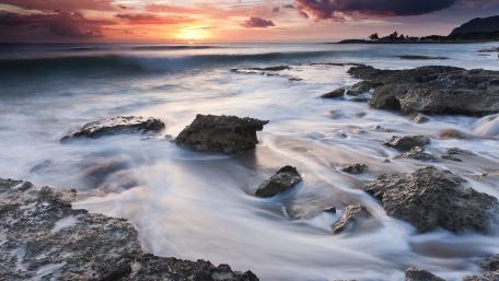 Tranquil Sunset Over the Serene Ocean Waves wallpaper