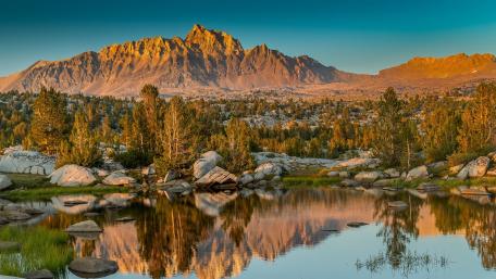 Majestic Mountain Reflection in Serene Waters wallpaper