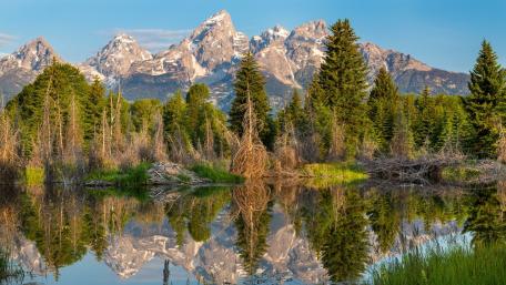 Majestic Mountains Reflecting in a Serene Lake wallpaper