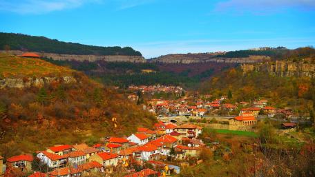 Autumn Serenity in a Scenic Village Landscape wallpaper