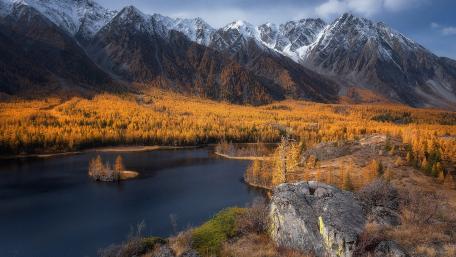 Majestic Autumn Peaks and Serene Lake View wallpaper
